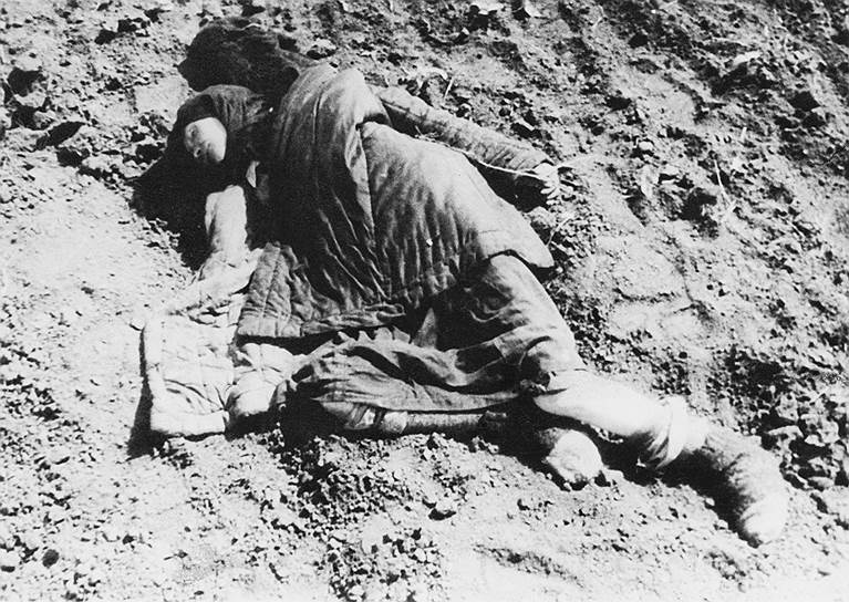 1932-1933 годы. Голодомор на Украине и на Кубани, центральных областях России, в Поволжье и в Казахстане. В 1932 году – первая публикация стихов Александра Галича в советской печати – в «Пионерской правде». В 1935 году он поступает в Литературный институт  Ох, как мне хочется, взрослому,  Потрогать пальцами книжку,  И прочесть на обложке фамилию,  Не чью-нибудь, а мою!..   Нельзя воскресить мальчишку,  Считайте - погиб в бою...  Но если нельзя - мальчишку,  И в прошлое ни на шаг,  То книжку-то можно?! Книжку!  Ее - почему никак?!  