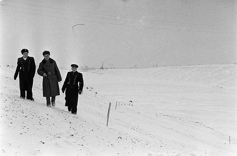 1952 год – пик кампании «борьбы с космополитами», государственный антисемитизм     Шесть миллионов убитых,  Шесть миллионов убитых,  Шесть миллионов убитых!  А надо бы ровно десять!  Любителей круглого счета  Должна порадовать весть,  Что жалкий этот остаток  Сжечь, расстрелять, повесить  Вовсе не так уж трудно,  И опыт, к тому же есть! 