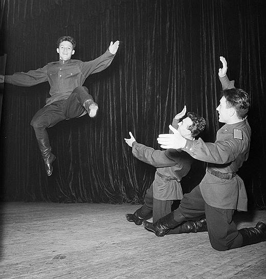 1954 год – начало реабилитации жертв репрессий и освобождения лагерей  Александр Галич активно работает в кино в качестве сценариста. В 1955 году Галича принимают в Союз писателей СССР     Кум докушал огурец  И закончил с мукою:  "Оказался наш Отец  Не отцом, а сукою..." 