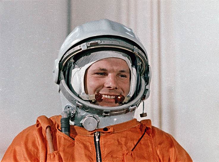 1961 год. Полет Гагарина в космос, «физики и лирики», гонка вооружений  Александр Галич пишет первые авторские песни – для театра, после запрета постановок ряда его пьес     Тут нам истопник и открыл глаза –     На ужасную историю  Про Москву и про Париж,  Как наши физики проспорили  Ихним физикам пари.  Всё теперь на шарике вкривь и вкось,  Шиворот-навыворот, набекрень.  И что мы с вами думаем день – ночь,  А что мы с вами думаем ночь – день. 