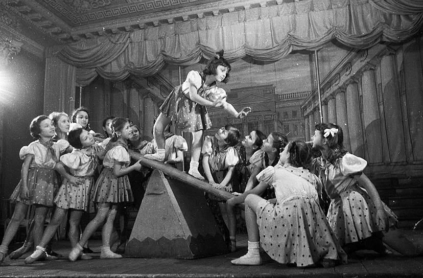 1948 год – «Большой сталинский стиль», идеологическая борьба с «чуждыми веяниями» в культуре.  Галич общается с Соломоном Михоэлсом, убитым НКВД в январе 1948 года в Минске     "Не судите!"  И нет мерила,  Все дозволено, кроме слов...  Ну, какая-то там Марина  Захлебнулась в петле - делов!     "Не судите!"  Малюйте зори,  Забивайте своих козлов...  Ну какой-то там "чайник" в зоне  Все о Федре кричал - делов! 