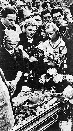 1960 год. Умер Борис Пастернак     Ах, осыпались лапы елочьи,  Отзвенели его метели...  До чего ж мы гордимся, сволочи,  Что он умер в своей постели! 