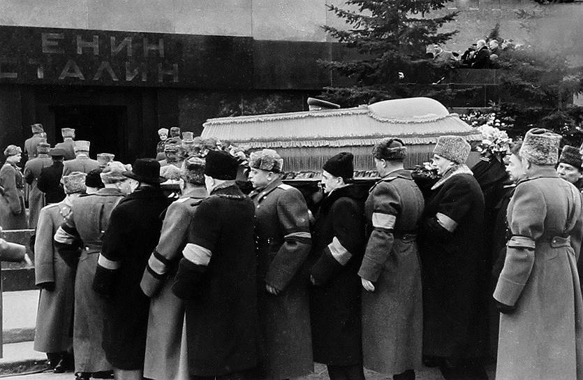 Март 1953 года – смерть Иосифа Сталина     «Слаб душою и умом не шибок,  Верил Ты и Богу и царю,  Я не повторю Твоих ошибок,  Ни одной из них не повторю!  В мире не найдется святотатца,  Чтобы поднял н_а м_е_н_я копье,  Если ж я умру, - что может статься, -  Вечным будет царствие мое!» 