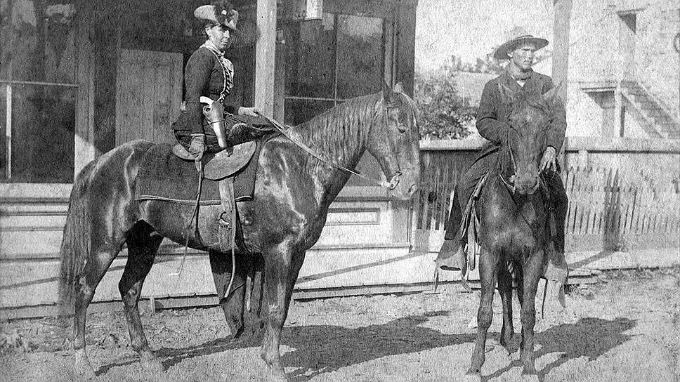 Великолепная наездница, в седле Белль Старр сидела по-женски, боком 