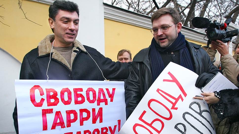 Члены СПС Борис Немцов (слева) и Никита Белых во время пикета в поддержку Гарри Каспарова у здания Главного управления внутренних дел в 2007 году 