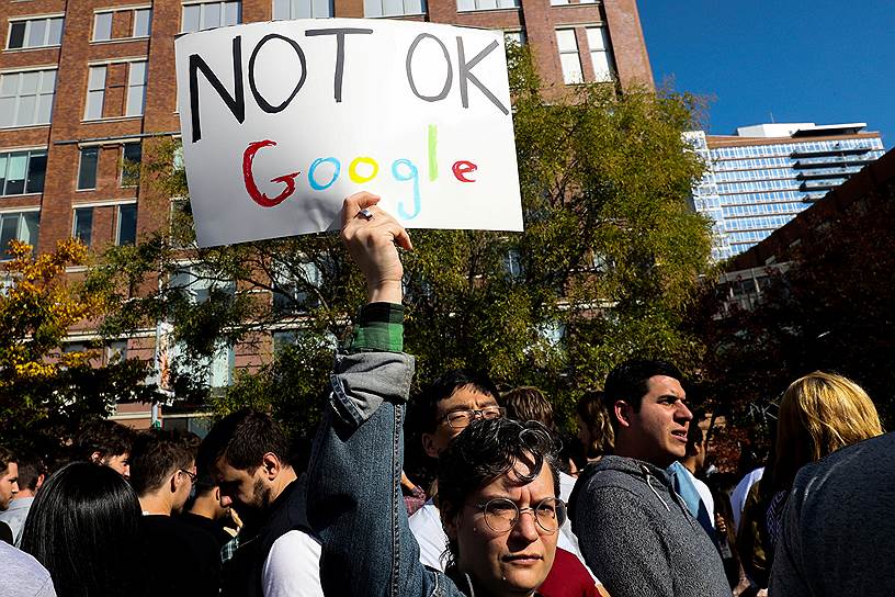 Протестующие в Нью-Йорке, США В расследовании NYT, в частности, утверждалось, что в 2014 году компания выплатила $90 млн в качестве выходного пособия создателю операционный системы Android Энди Рубину, ушедшему из Google после обвинений в харассменте. Сундар Пичаи разослал сотрудникам корпорации письмо, в котором уверил, что ни одному из 48 уволившихся за последние два года из Google топ-менеджеров, обвиненных в домогательствах, не были выплачены выходные пособия. Господин Пичаи не прокомментировал упомянутые в статье инциденты, однако достоверность публикации под сомнение не поставил