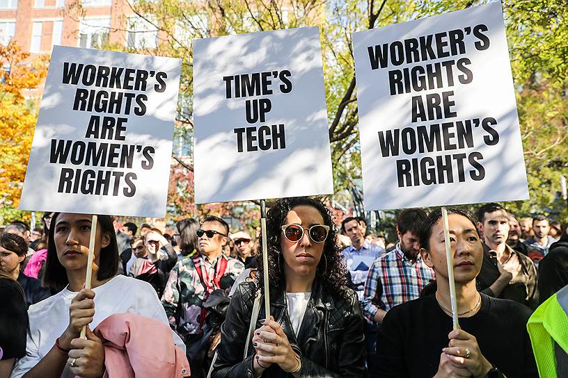 Протестующие в Нью-Йорке, США 25 октября газета The New York Times опубликовала расследование, в котором сообщила о случаях сексуальных домогательств среди высшего руководства Google. Несмотря на уверения гендиректора корпорации о принятии мер по борьбе с дискриминацией на рабочих местах, сотрудники объявили о проведении забастовки