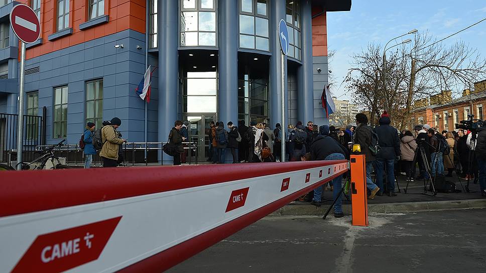 Журналисты перед входом в Мещанский суд 
