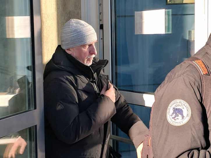 По его словам, обналичивал нужные суммы и передавал Педченко по его просьбе. В ходе допроса в суде заявил, что знает Серебренникова «по телевизору»