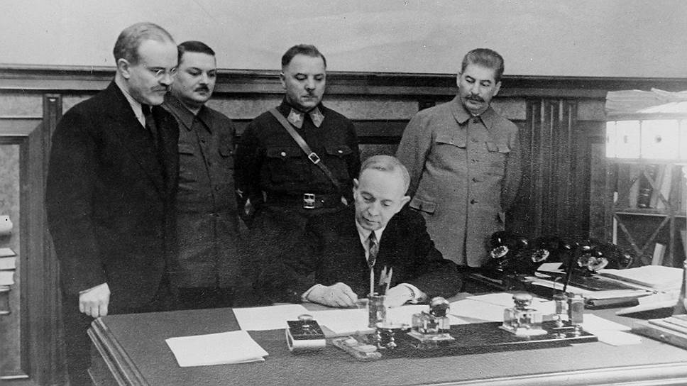Ни в 1918-м, ни в 1939 году Отто Куусинен (на фото — за столом) не смог создать социалистическую Финляндию