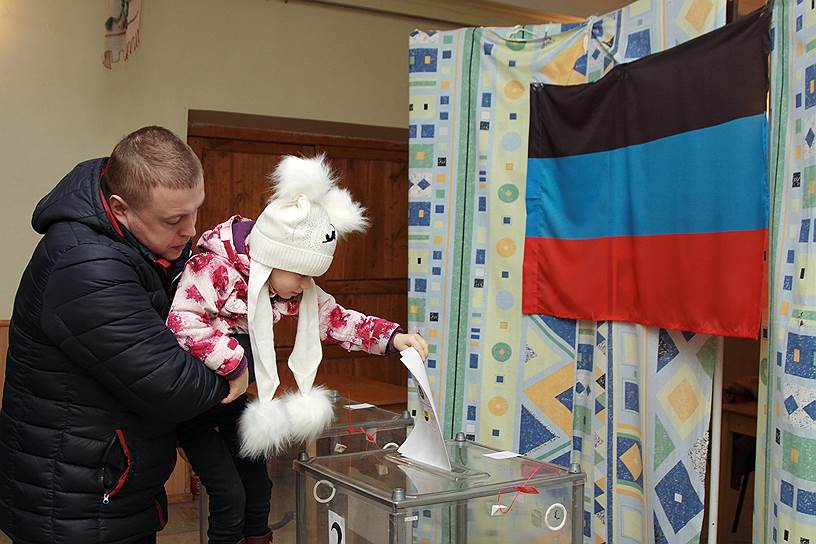 В парламентских выборах участвуют два общественных движения: «Донецкая республика», которую возглавляет нынешний врио республики Денис Пушилин, и «Свободный Донбасс» 