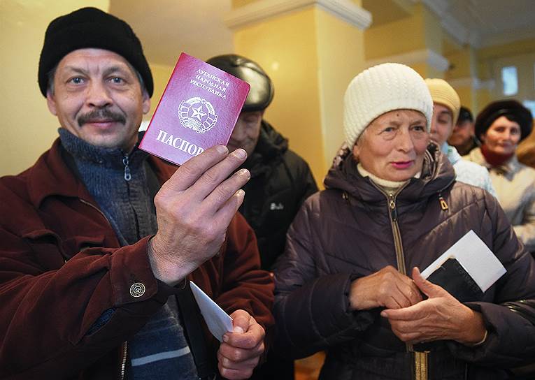 Избиратели во время голосования на избирательном участке 