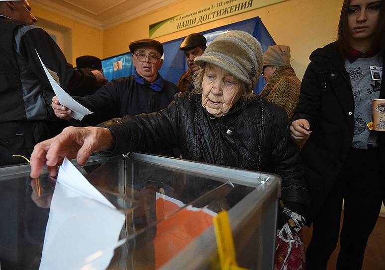 В парламентских выборах принимают участие движение «Мир Луганщине», возглавляемое и.о. главы республики Леонидом Пасечником, и «Луганский экономический союз» 
