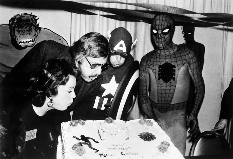 В 1939 году Стэн Ли начал работать в основанной в том же году компании Timely Comics, которая в 1960-х будет переименована в Marvel Comics. Первым созданным им персонажем стал Разрушитель, появившийся в Mystic Comics №6 в 1941 году. Однако в 1942 году Ли призвали в армию США, где он прослужил до октября 1945-го На фото: Стэн Ли (второй справа) задувает свечи на праздничном торте Marvel Comics