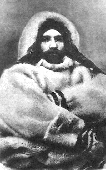 Александр Васильевич Колчак родился в 1874 году в Санкт-Петербурге в семье военного. После окончания в 1894 году Морского кадетского корпуса в звании мичмана Колчак был направлен на Дальний Восток. Несколько лет он участвовал в морских походах, увлекся океанографией и гидрологией Тихого океана. Особенно его интересовала северная его часть — Берингово и Охотское моря. Его работы публиковались в научных журналах 