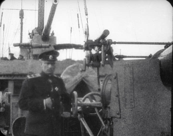 С началом Первой мировой войны Колчак руководил минированием Финского залива. В 1916 году стал вице-адмиралом и командующим Черноморским флотом. После Февральской революции присягнул Временному правительству. А после митинга матросов в июне 1917 года отказался сдать оружие, демонстративно выбросив его в море 