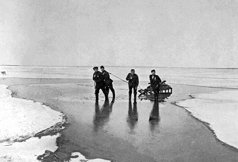 В марте 1904 года, узнав о начале Русско-японской войны, Колчак отправился в Порт-Артур. Его назначили сначала командиром миноносцев, а затем батареи артиллерийских орудий. В 1905 году после ранения он вернулся в Санкт-Петербург 