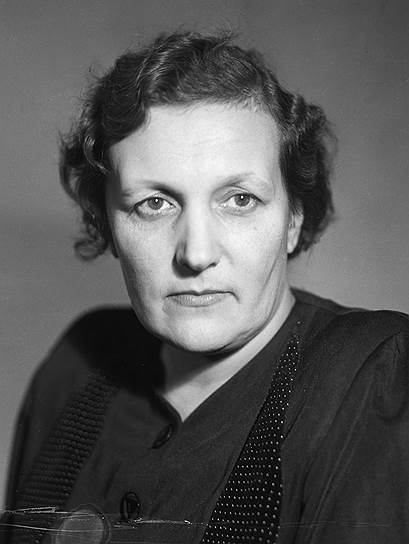 В 1949-1950 годах ФИДЕ провела в Москве турнир за вакантное звание чемпионки мира. Обладательницей титула стала советская шахматистка , победившая свою соотечественницу Елизавету Быкову