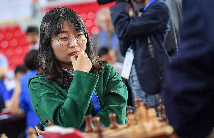 В мае 2018 года китаянка впервые в карьере стала чемпионкой мира по шахматам. В заключительной партии матча за шахматную корону она сыграла вничью с соотечественницей Тань Чжунъи, что позволило ей одержать итоговую победу. 23 ноября того же года защитила титул, обыграв россиянку Екатерину Лагно со счетом 5:3
