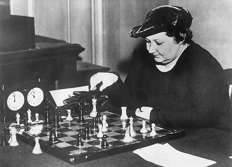 Чемпионаты мира по шахматам среди женщин проходят под эгидой Международной шахматной федерации (ФИДЕ) с 1927 года. Первой чемпионкой в том же году стала , которая победила на турнире с участием 12 лучших шахматисток мира. Менчик родилась в 1906 году в Москве, но возрасте 15 лет переехала с семьей в Лондон. Титулом она владела пожизненно — до 1944 года, когда погибла в Лондоне в результате немецких бомбежек