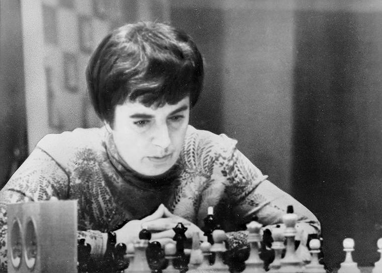В 1962 году грузинская шахматистка выиграла матч на первенство мира у Елизаветы Быковой и стала пятой в истории женских шахмат чемпионкой мира. В последующие годы она провела пять матчей на высшем уровне, защищая чемпионское звание