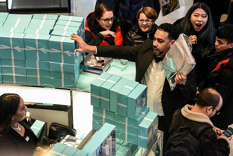 Нью-Йорк, США. Покупатели штурмуют кассы универмага Macy's