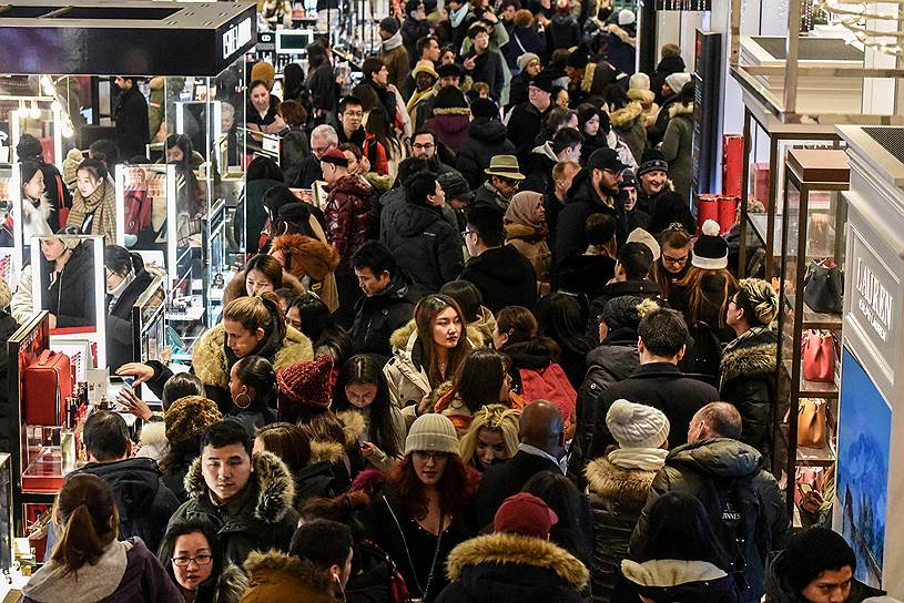 Нью-Йорк, США. Универмаг Macy's во время «черной пятницы»