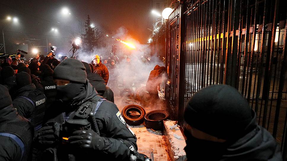 Украинские активисты у здания посольства России в Киеве