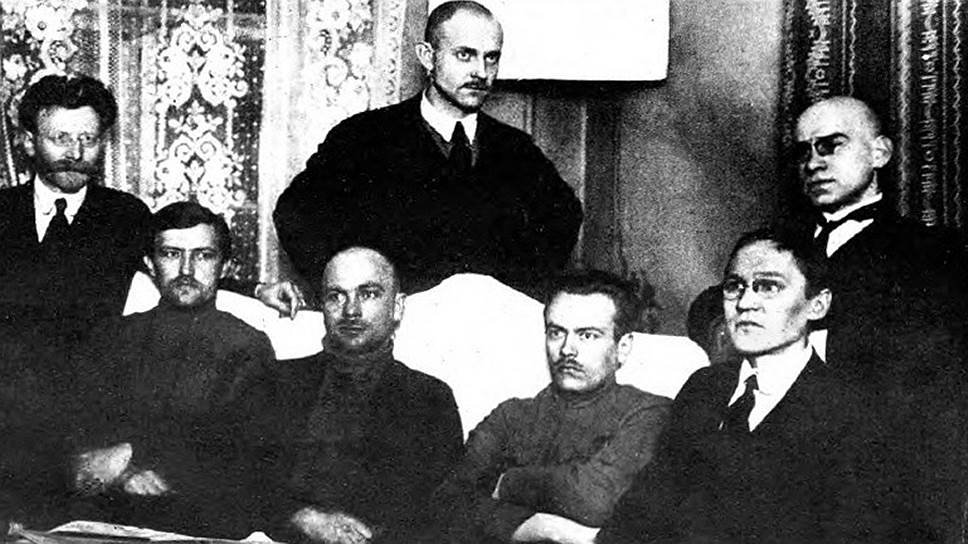 Руководители Эстляндской трудовой коммуны. Слева направо: Х. Пегельман, Я. Анвельт, О. Рястас, Й. Кясперт, М. Тракман, К. Мюльберг и А. Вальнер. Все изображенные на снимке были расстреляны в СССР в 1937–1938 годах, кроме Анвельта, умершего во время следствия.