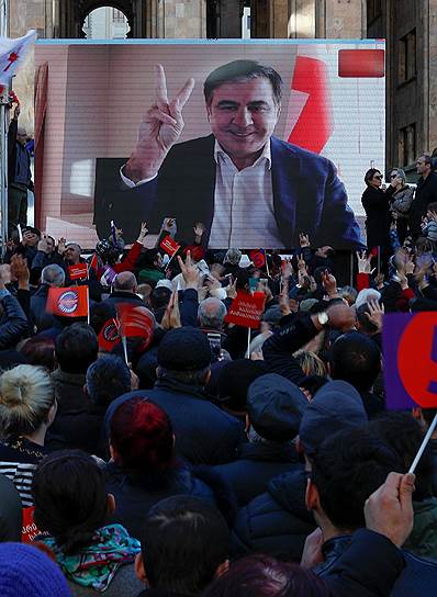 Михаил Саакашвили из Амстердама обратился к митингующим, призвав их продолжить борьбу и пообещав вернуться на родину тотчас, как только его призовет народ 