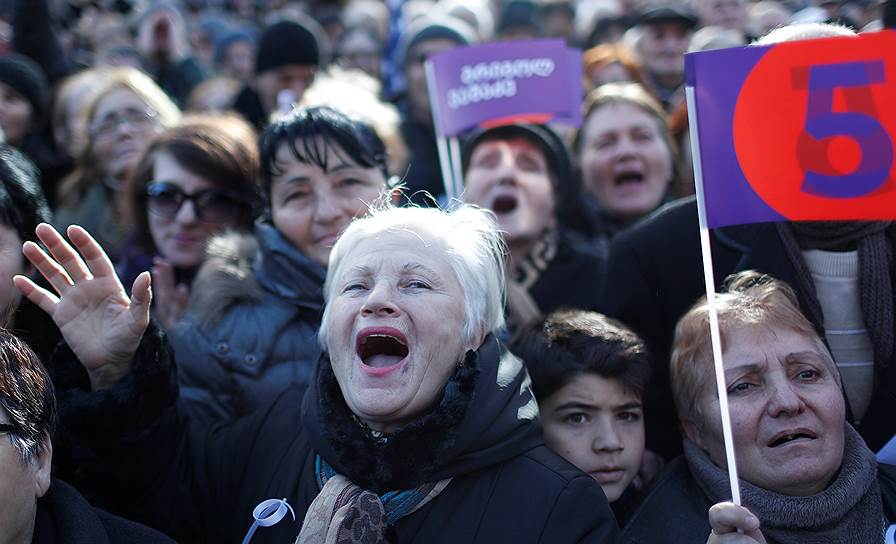 Сторонники оппозиции во время митинга в Тбилиси 