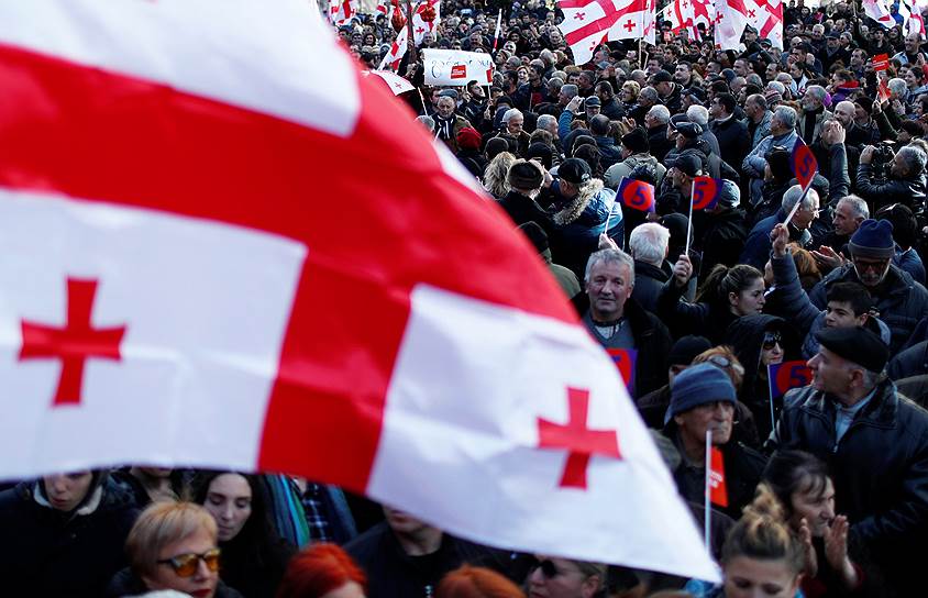 Сторонники оппозиции во время митинга в Тбилиси 