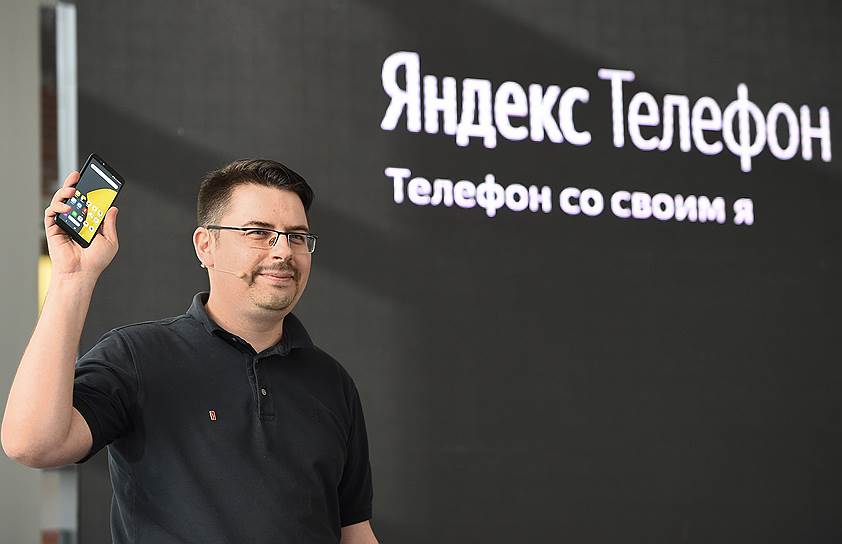 В комплекте со смартфоном идут адаптер со шнуром USB-A на USB-C, фирменная скрепка для лотка SIM-карты в виде буквы Я