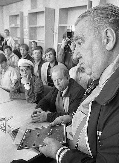 В 1975 году возглавил футбольный ЦСКА, однако был уволен после первого сезона из-за неудовлетворительных результатов 