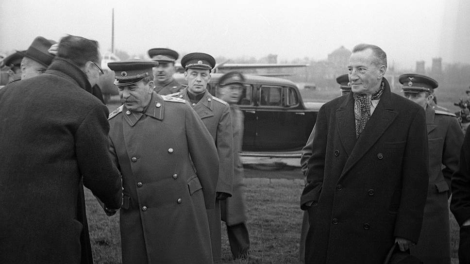 Сталин и Керр (на фото — справа, в шейном платке) общались как два расположенных друг к другу «старых разбойника» 