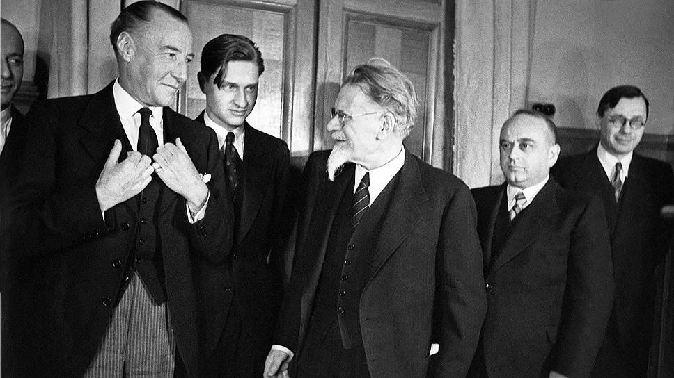 Даже во время вручения верительных грамот «всесоюзному старосте» М. И. Калинину (на фото — в центре) посол Керр (на фото — второй слева от Калинина) не оставался без присмотра. Замнаркома иностранных дел В. Г. Деканозов (на фото — справа от Калинина) имел звание комиссара государственной безопасности 3-го ранга 
