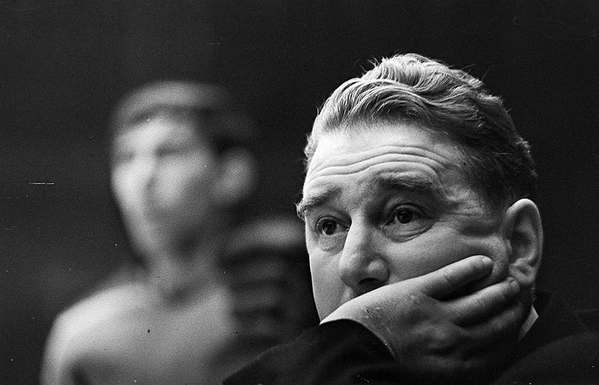 В 1947 году возглавил хоккейный ЦСКА. Под его руководством клуб 18 раз становился чемпионом СССР (1948-1950, 1955, 1956, 1958-1960, 1963-1966, 1968, 1970-1973, 1975) 