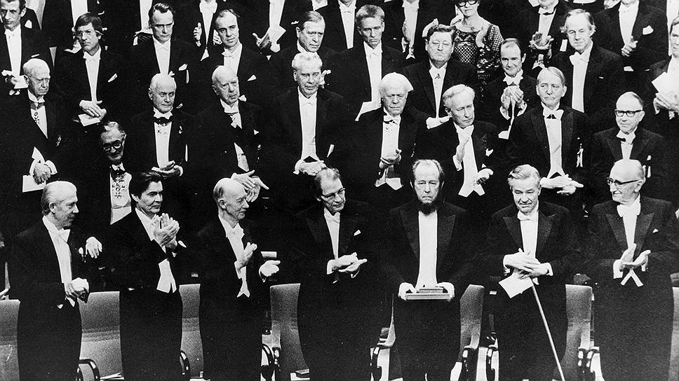 Нобелевская премия по литературе была присуждена Солженицыну в 1970 году, а вручена лишь в 1974 году по независевшим от него причинам