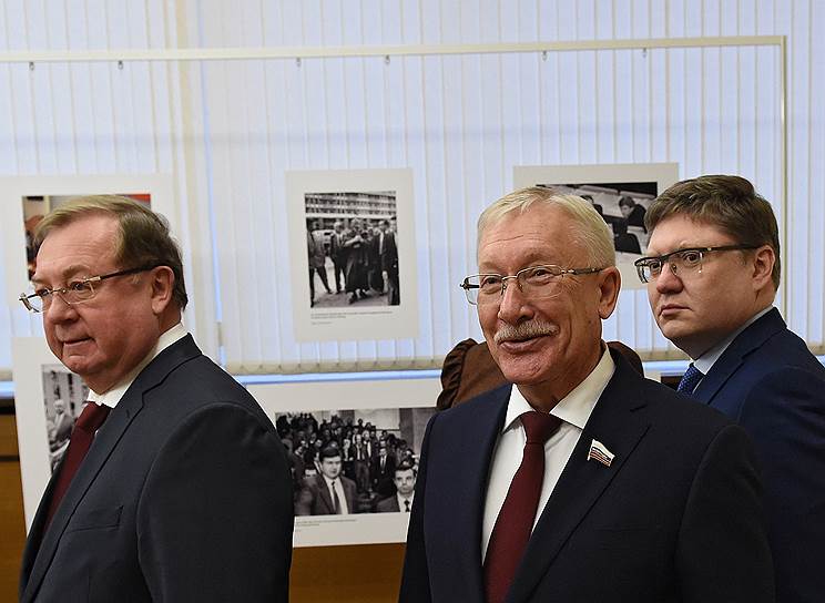 Слева направо: сопредседатель Ассоциации юристов России Сергей Степашин, сенатор Олег Морозов и член комитета Госдумы по бюджету и налогам Андрей Исаев на открытии выставки 