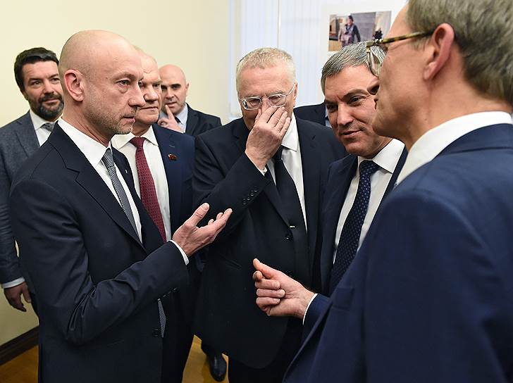 Слева направо: генеральный директор АО «Коммерсантъ», главный редактор газеты «Коммерсантъ» Владимир Желонкин, лидер КПРФ Геннадий Зюганов, лидер ЛДПР Владимир Жириновский, председатель Госдумы Вячеслав Володин и член ЦИК России Николай Левичев на церемонии открытия фотовыставки ИД «Коммерсантъ», посвященной 25-летию Госдумы 