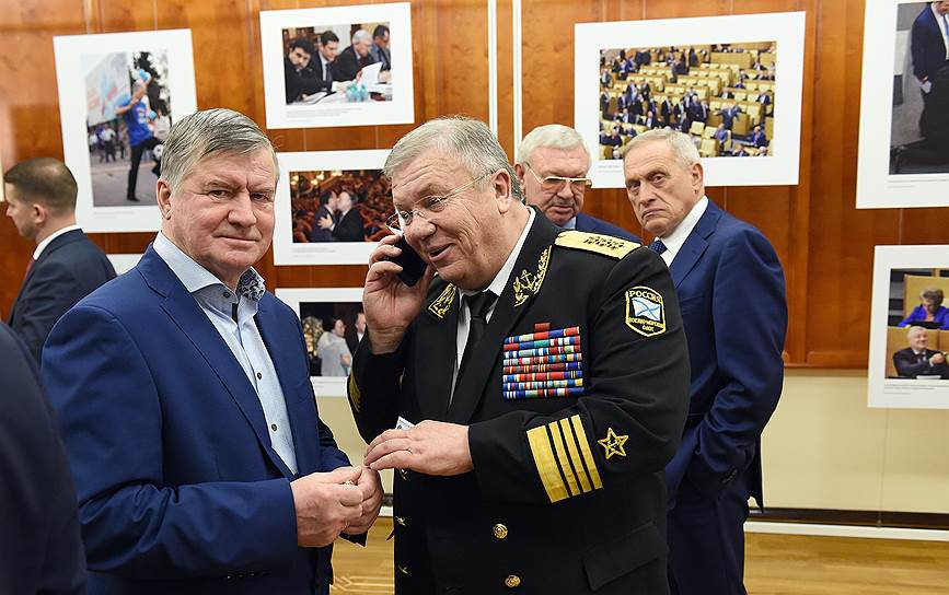 Адмирал Владимир Комоедов (в центре) на церемонии 