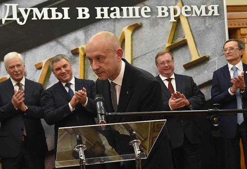 Генеральный директор АО «Коммерсантъ», главный редактор газеты «Коммерсантъ» Владимир Желонкин (в центре) на открытии фотовыставки 