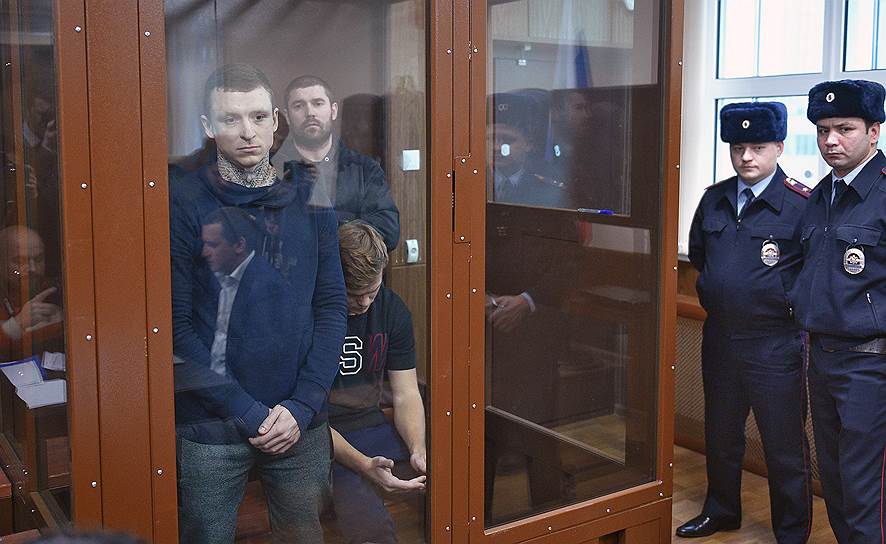 Дело футболистов Павла Мамаева (слева) и Александра Кокорина. Футболисты и их знакомые стали участниками нескольких конфликтов, избив за один день водителя ведущей «Первого канала», главу департамента Минпромторга и руководителя НАМИ. Оба игрока остаются под арестом. Заметность: 7 829,83