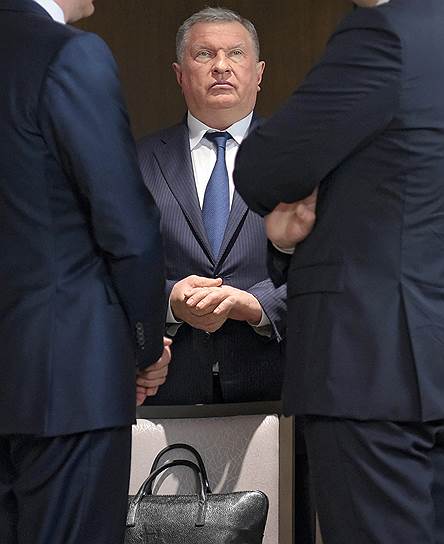 Глава «Роснефти» Игорь Сечин в глазах населения и олигарх (3%), и топ-менеджер (5%). Кроме того, 1% в опросе ФОМ считает его человеком, способным влиять на решения президента. Это подтверждается и попаданием на первое место в нашем рейтинге приближенных к власти.