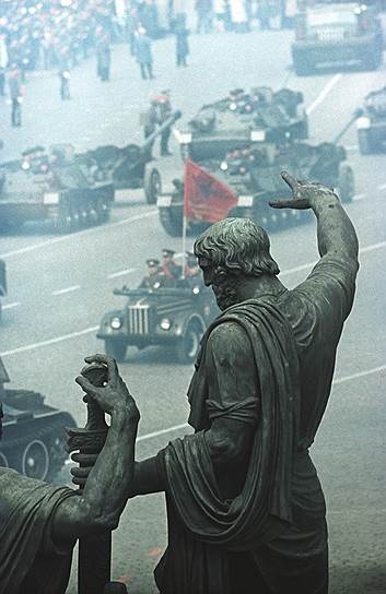Красная площадь. Военный парад. «Кто с мечом к нам придет...». «Огонёк», 1966 год, N47 