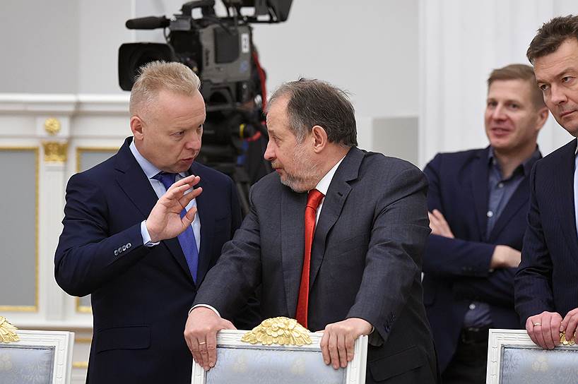 Председатель совета директоров компании «Уралхим» Дмитрий Мазепин (слева) и председатель совета директоров ОАО «НЛМК» Владимир Лисин (в центре) перед началом встречи Владимира Путина с представителями российских деловых кругов в Кремле