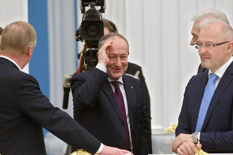 Слева направо: председатель правления «Роснано» Анатолий Чубайс, гендиректор ПАО «Совкомфлот» Сергей Франк и председатель совета директоров ООО «Инфраструктурная Корпорация "АЕОН"» Роман Троценко перед началом встречи Владимира Путина с представителями деловых кругов