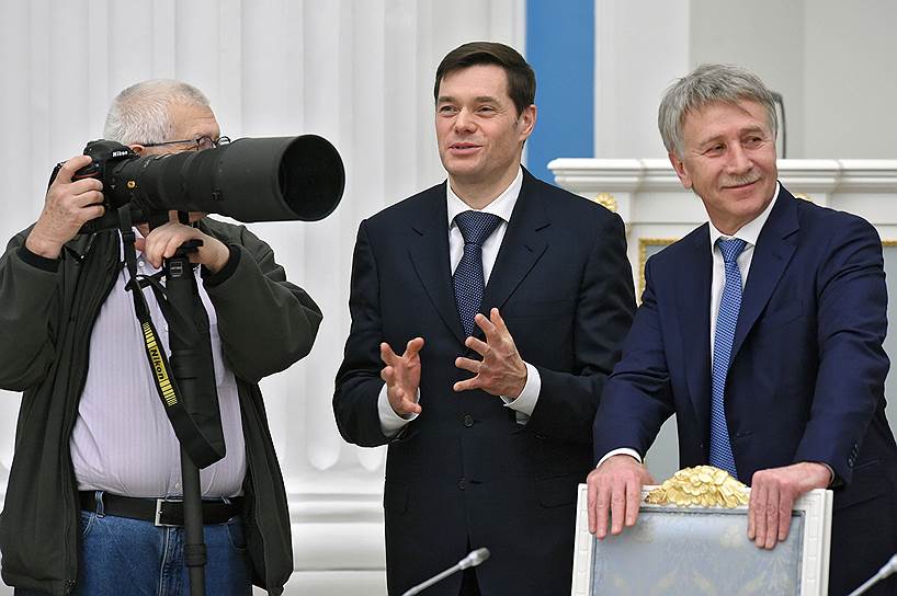 Председатель совета директоров ПАО «Северсталь» Алексей Мордашов (в центре) и председатель правления ПАО «НОВАТЭК» Леонид Михельсон (справа) перед началом встречи Владимира Путина с представителями российских деловых кругов в Кремле