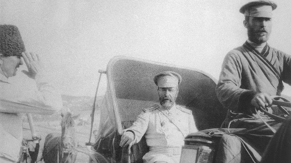 «Я,— писал Куропаткин (на фото — в экипаже),— Витте объяснял, что… каждый Безобразов, который поет в унисон, кажется Государю более правильно понимающим его замыслы»