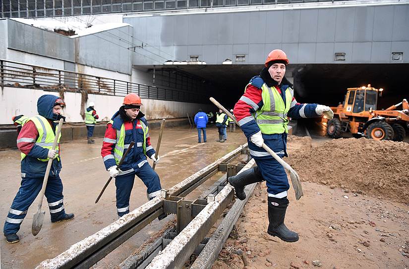 Для ликвидации последствий разлива воды с сооружений водоканала был создан оперативный штаб